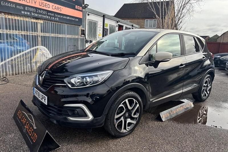 Used Renault Captur Iconic 90 HP (66 kW) 2018 Black/cream SUV