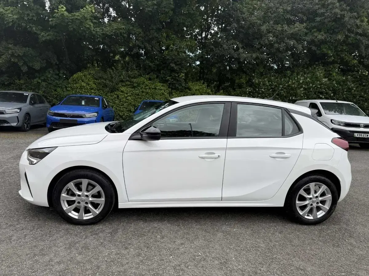 Used Vauxhall Corsa Design Edition 99 HP (72 kW) 2023 White Hatchback