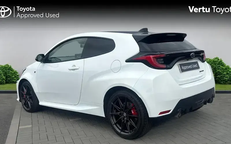 Used Toyota Yaris 261 HP (191 kW) 2021 White Hatchback