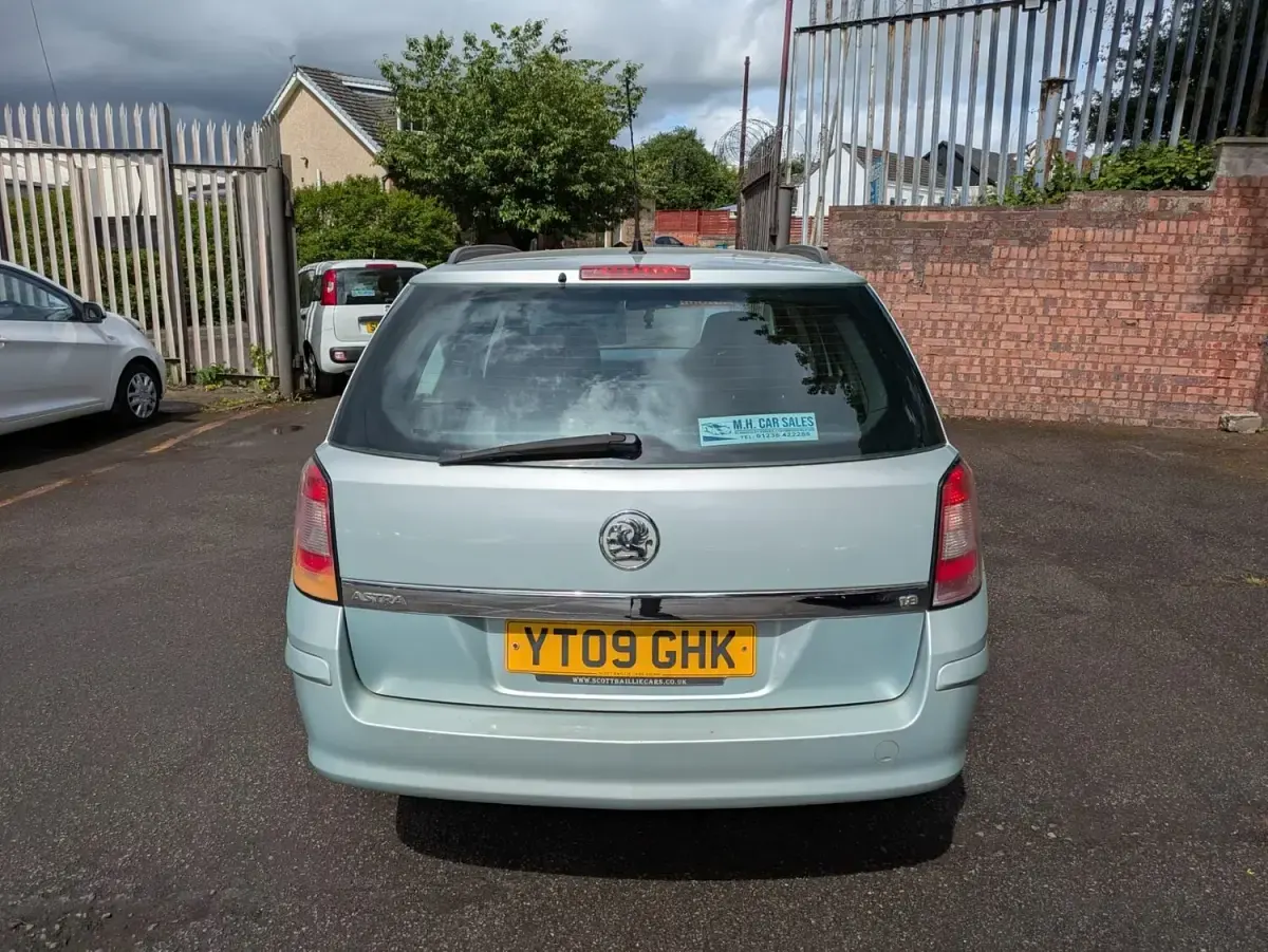 Used Vauxhall Astra 138 HP (101 kW) 2009 Green Estate