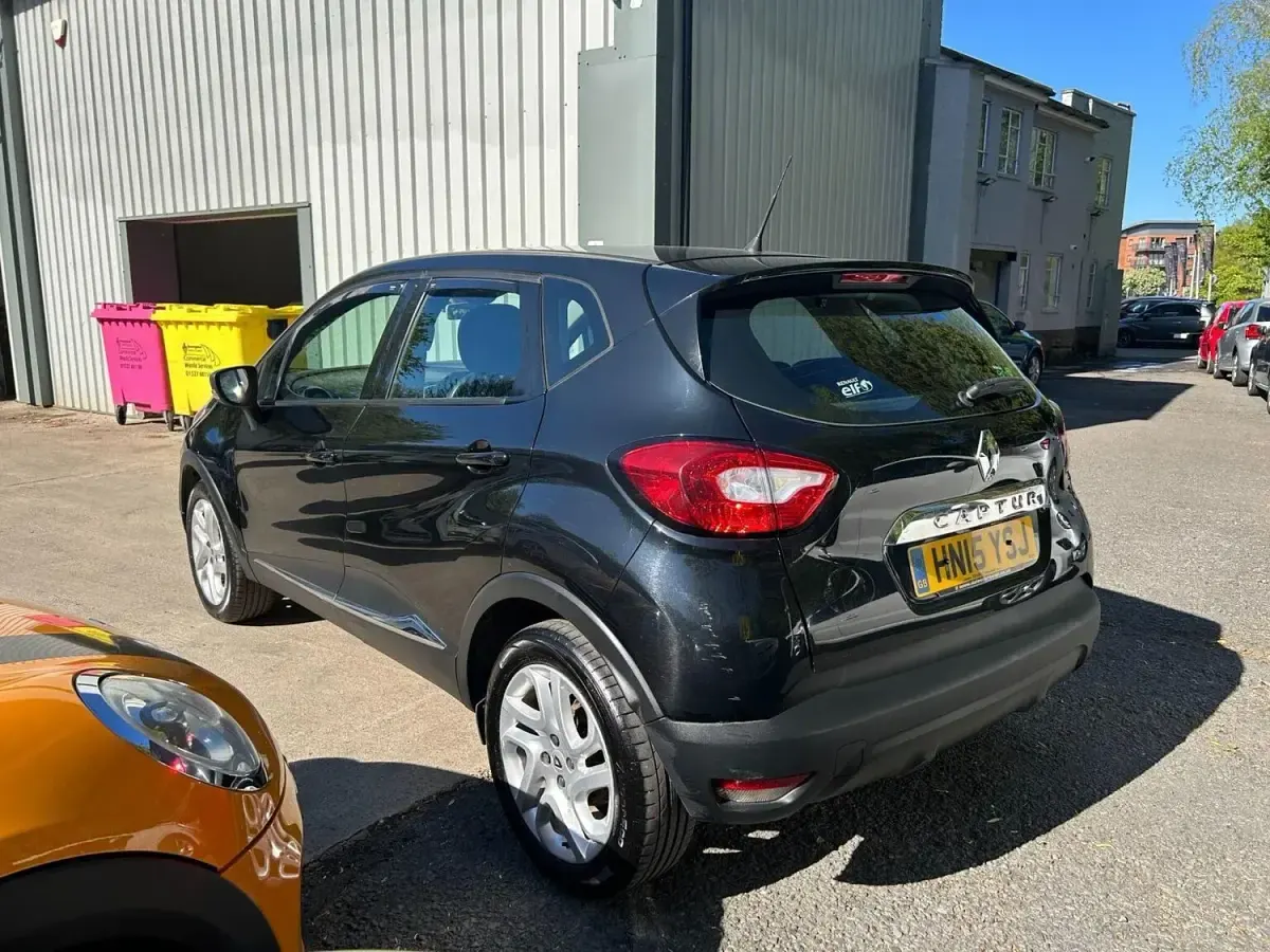 Usado Renault Captur Dynamique 90 HP (66 kW) 2015 Preto SUV