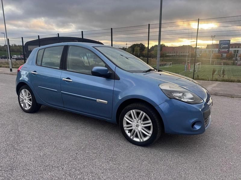 Blue Used 2011 Renault Clio II Initiale Hatchback | £4,084 (Fair price) - Image 1/4