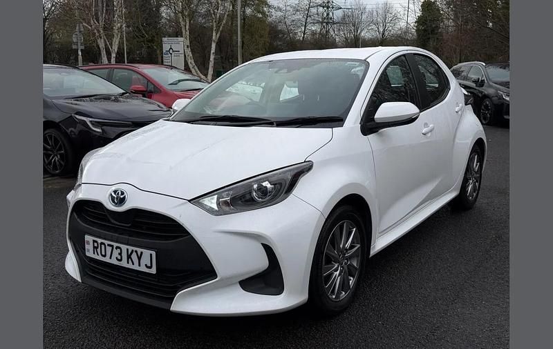 Used Toyota Yaris Hybrid 113 HP (83 kW) 2023 White Hatchback