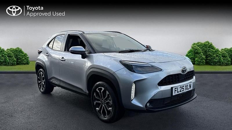 Used Toyota Yaris Hybrid Design 116 HP (85 kW) 2025 Silver metallic Estate