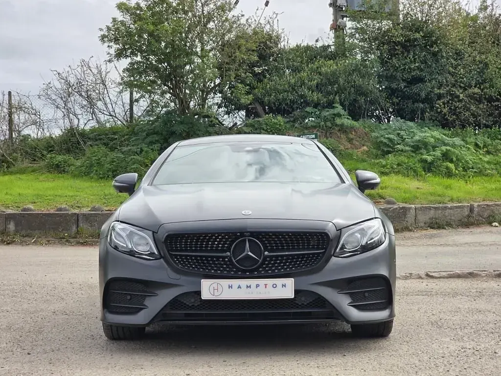 Gebraucht Mercedes E220 AMG line 194 PS (142 kW) 2019 Rot Coupé