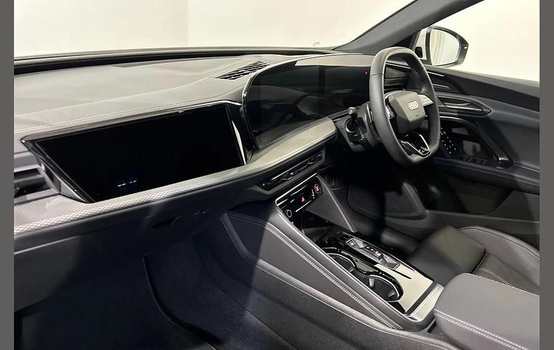 Used Audi Q5 Sportback Advanced 200 HP (147 kW) 2025 White SUV