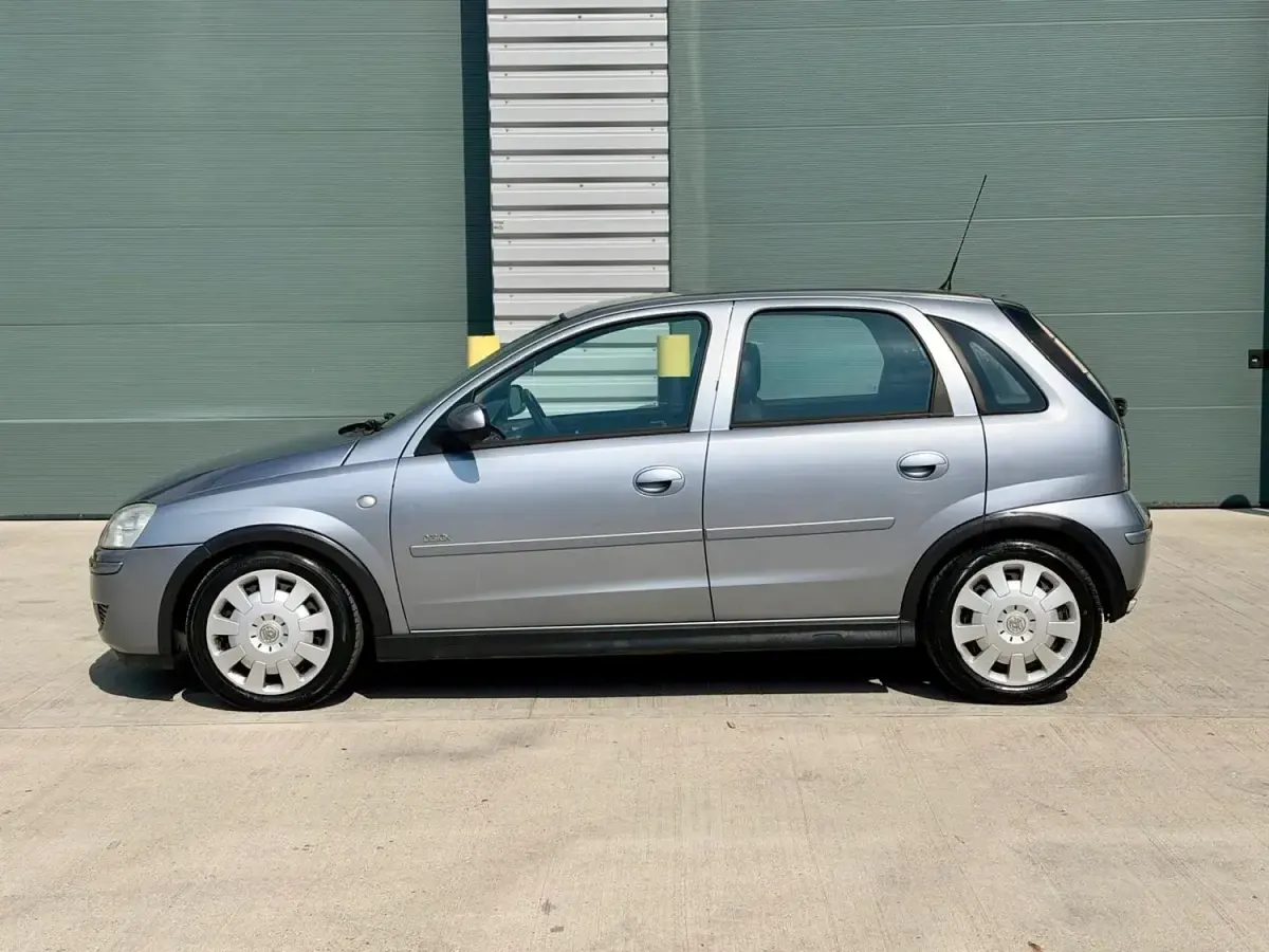Second-hand Vauxhall Corsa Design Edition 2004 Argintiu Hatchback