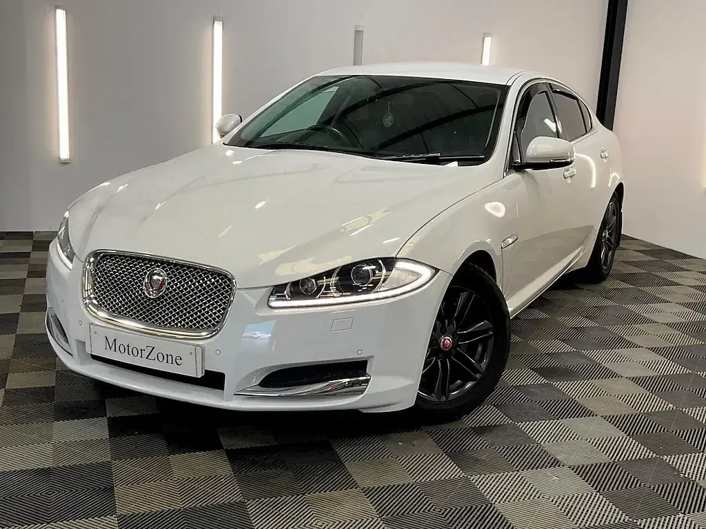 Usado Jaguar XF Luxury 200 HP (147 kW) 2014 Branco Sedan