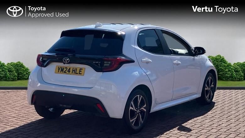 Used Toyota Yaris Hybrid Design 116 HP (85 kW) 2024 White Hatchback