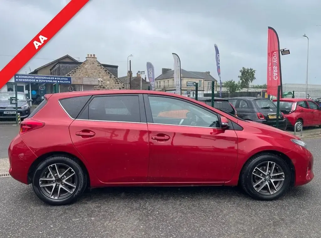 Used Toyota Auris Multidrive S 132 HP (97 kW) 2014 Hatchback