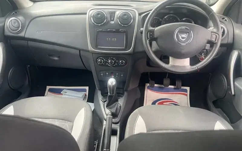 Used Dacia Sandero Lauréate 90 HP (66 kW) 2014 White Hatchback