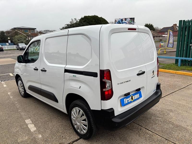 Used Peugeot Partner Premium 100 HP (73 kW) 2023 White MPV