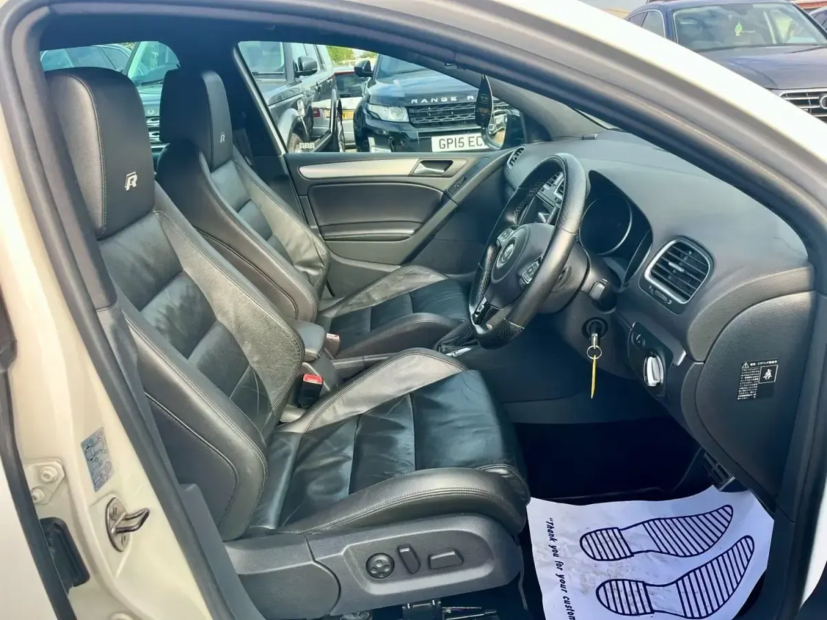 Second-hand VW Golf VIII R 2023 Alb Hatchback