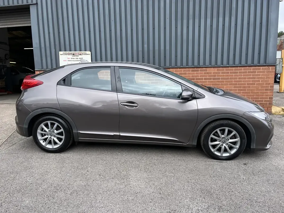 Used Honda Civic ES 142 HP (104 kW) 2012 Brown Hatchback