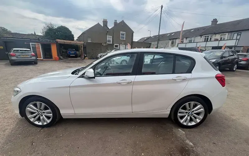 Used BMW 118 Sport Line 136 HP (100 kW) 2015 White Hatchback