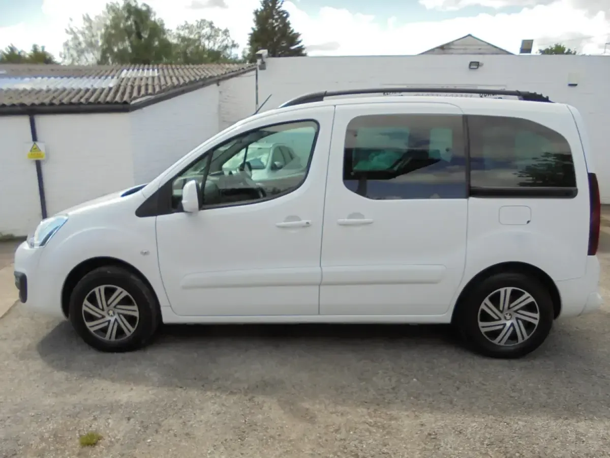 Gebraucht Peugeot Partner Tepee Allure 2016 Weiß Van / Kleinbus