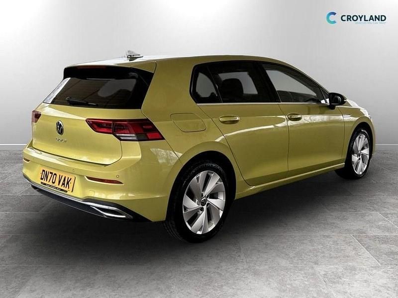 Begagnad VW Golf VII Style 150 HK (110 kW) 2020 Gul Halvkombi