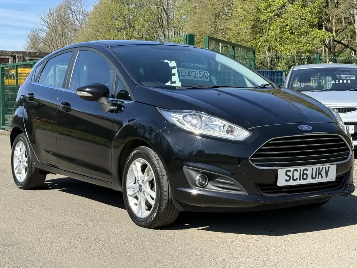 Käytetty Ford Fiesta Zetec 2016 Musta Viistoperä