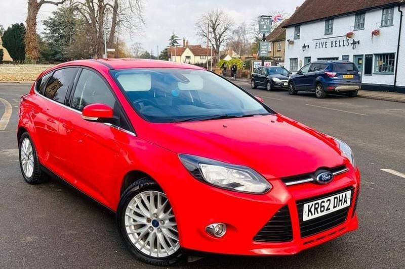 Used Ford Focus Zetec 125 HP (91 kW) 2013 Red Hatchback