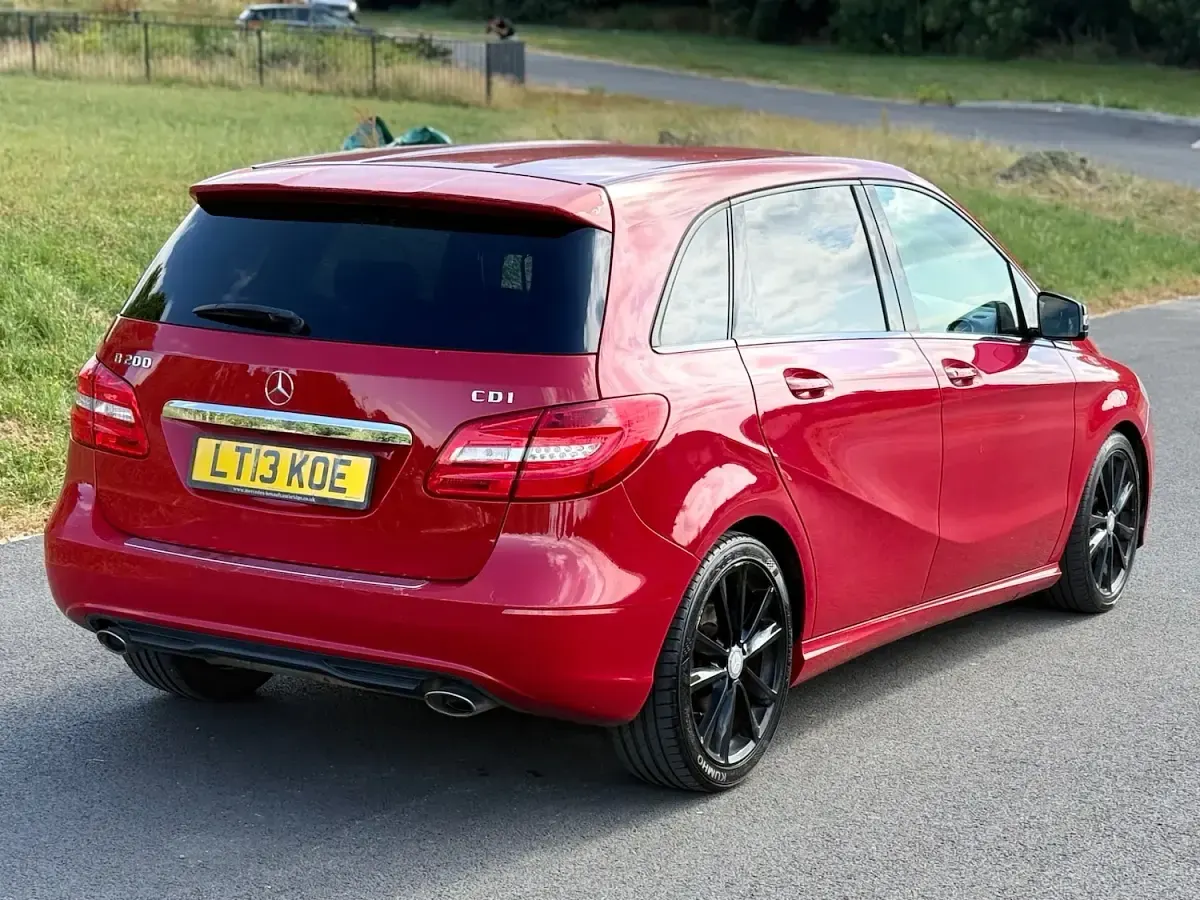Used Mercedes B200 2013 Red Hatchback