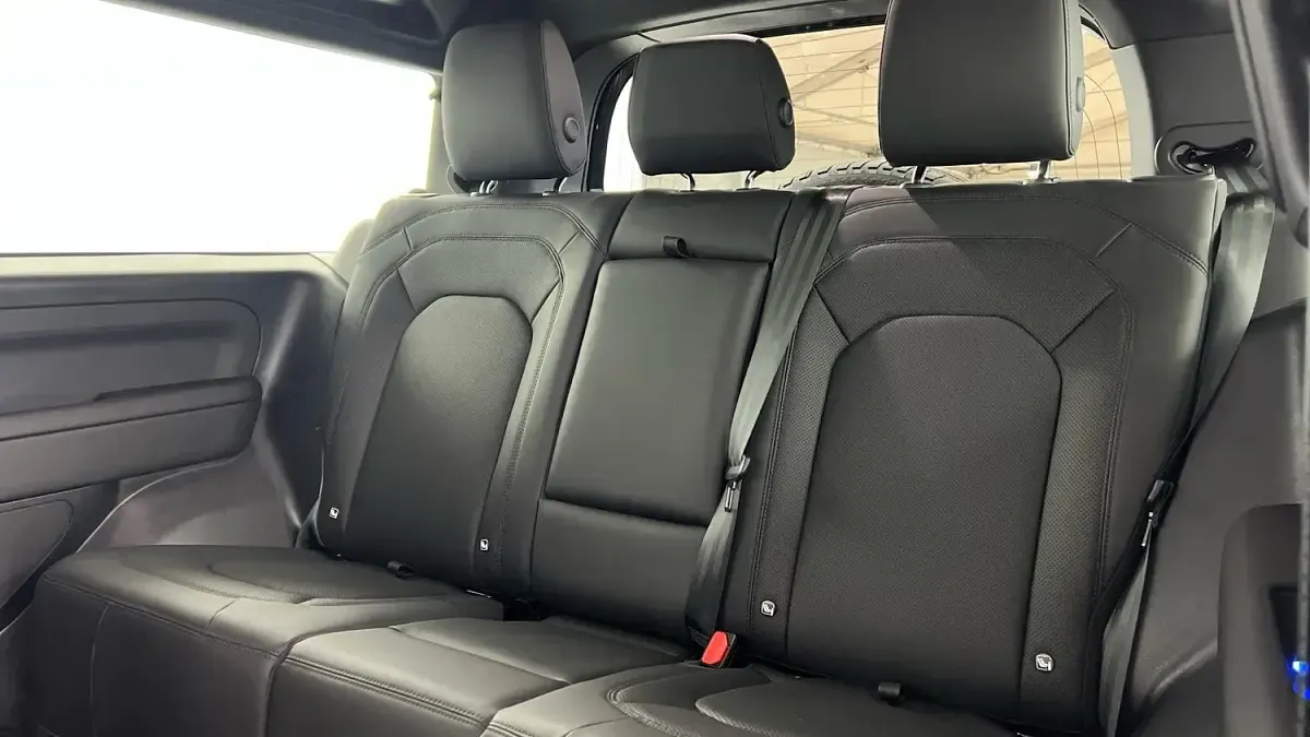 Used Land Rover Defender SE Dynamic 350 HP (257 kW) 2025 Black SUV