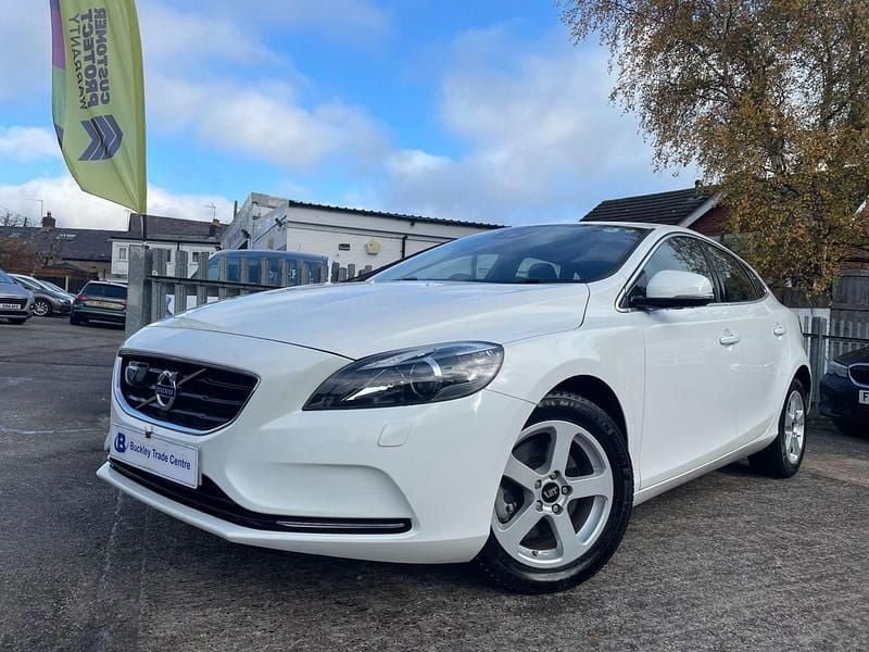 White Used 2025 Volvo V40 SE Lux Hatchback | £9,290 (Super price) - Image 1/4