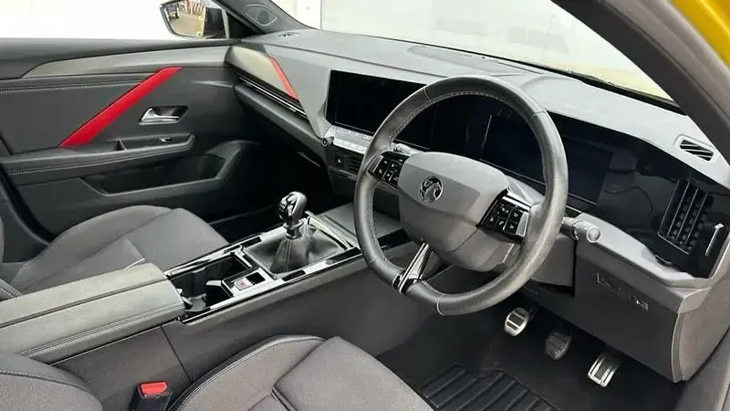 Begagnad Vauxhall Astra GS Line 130 HK (95 kW) 2022 Gul Halvkombi