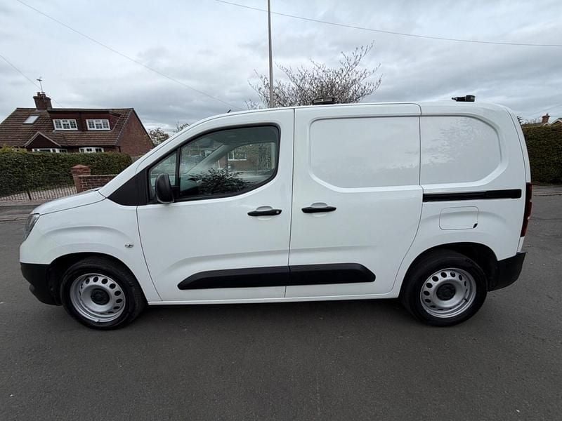 Second-hand Vauxhall Combo Edition 100 CP (73 kW) 2019 Alb Monovolum