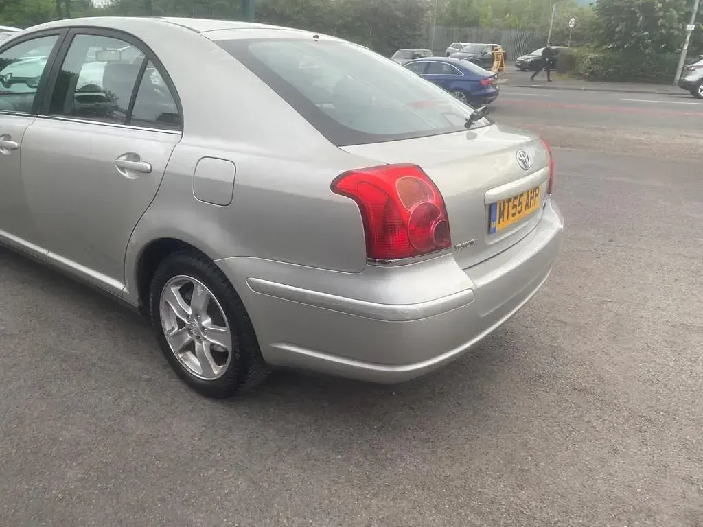 Used Toyota Avensis 129 HP (94 kW) 2005 Silver Hatchback
