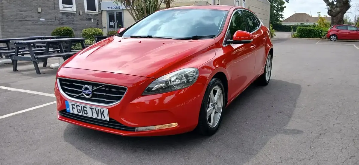 Used Volvo V40 SE 120 HP (88 kW) 2016 Red Hatchback