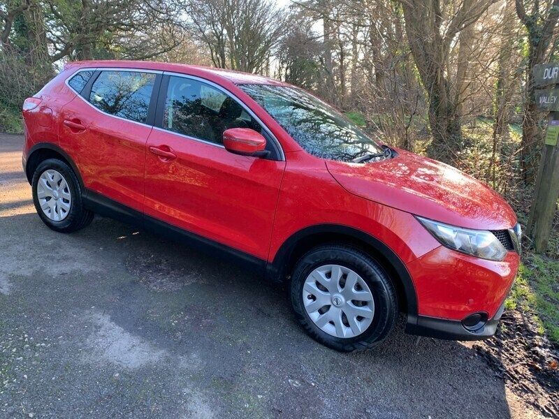 Red Used 2016 Nissan Qashqai Pack SUV | £4,995 (Good price) - Image 1/4
