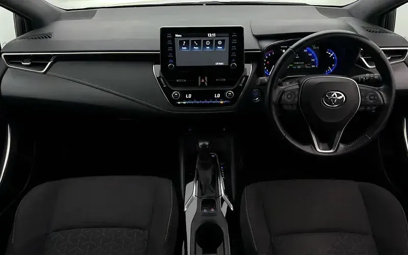 Used Toyota Corolla 122 HP (89 kW) 2021 White Hatchback