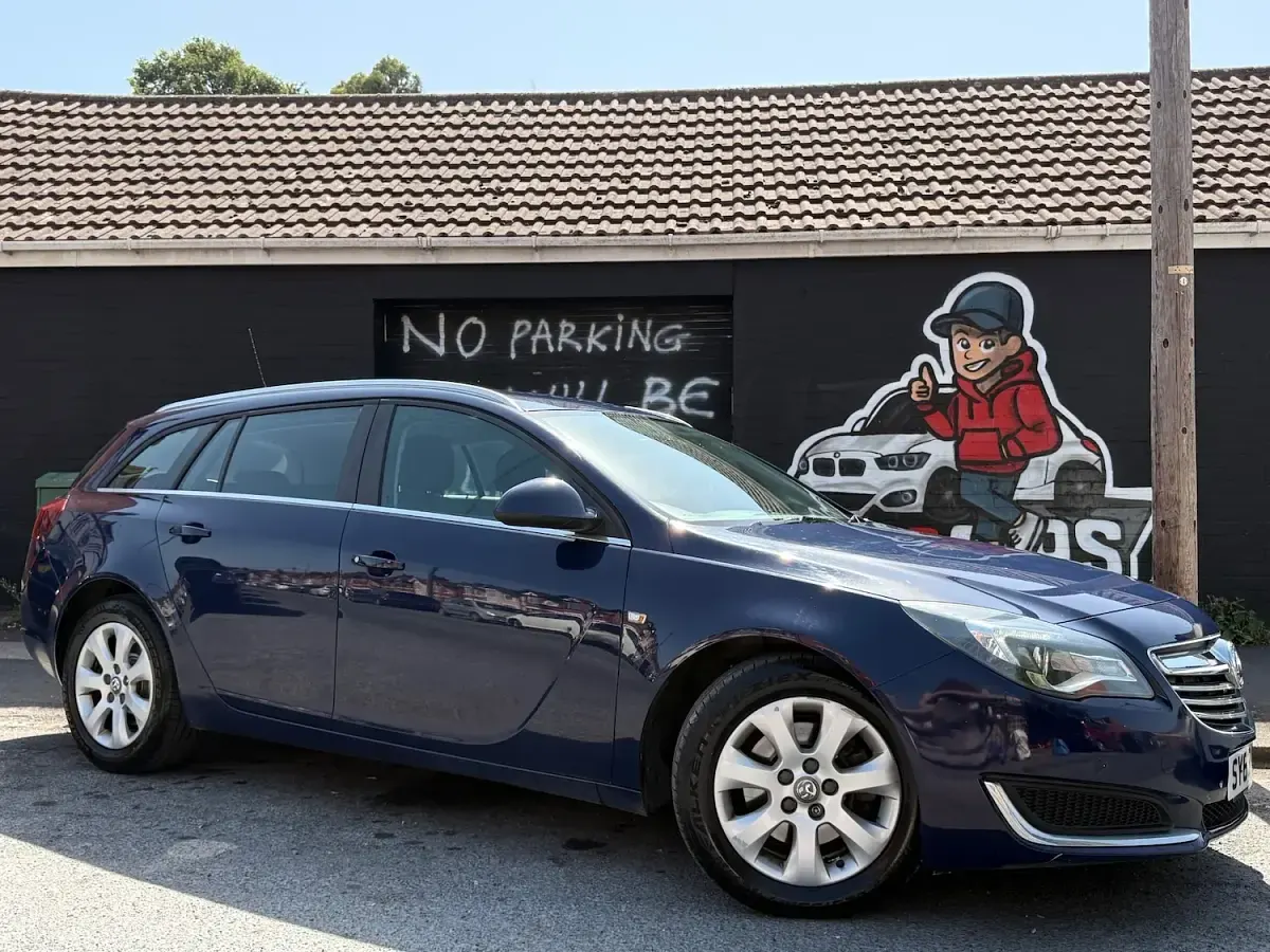 Used Vauxhall Insignia Design Edition 163 HP (119 kW) 2014 Blue Estate