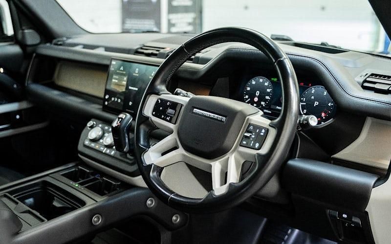 Used Land Rover Defender HSE Dynamic 300 HP (220 kW) 2024 SUV