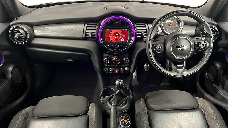 Used Mini Cooper Hatch 134 HP (98 kW) 2019 White Hatchback