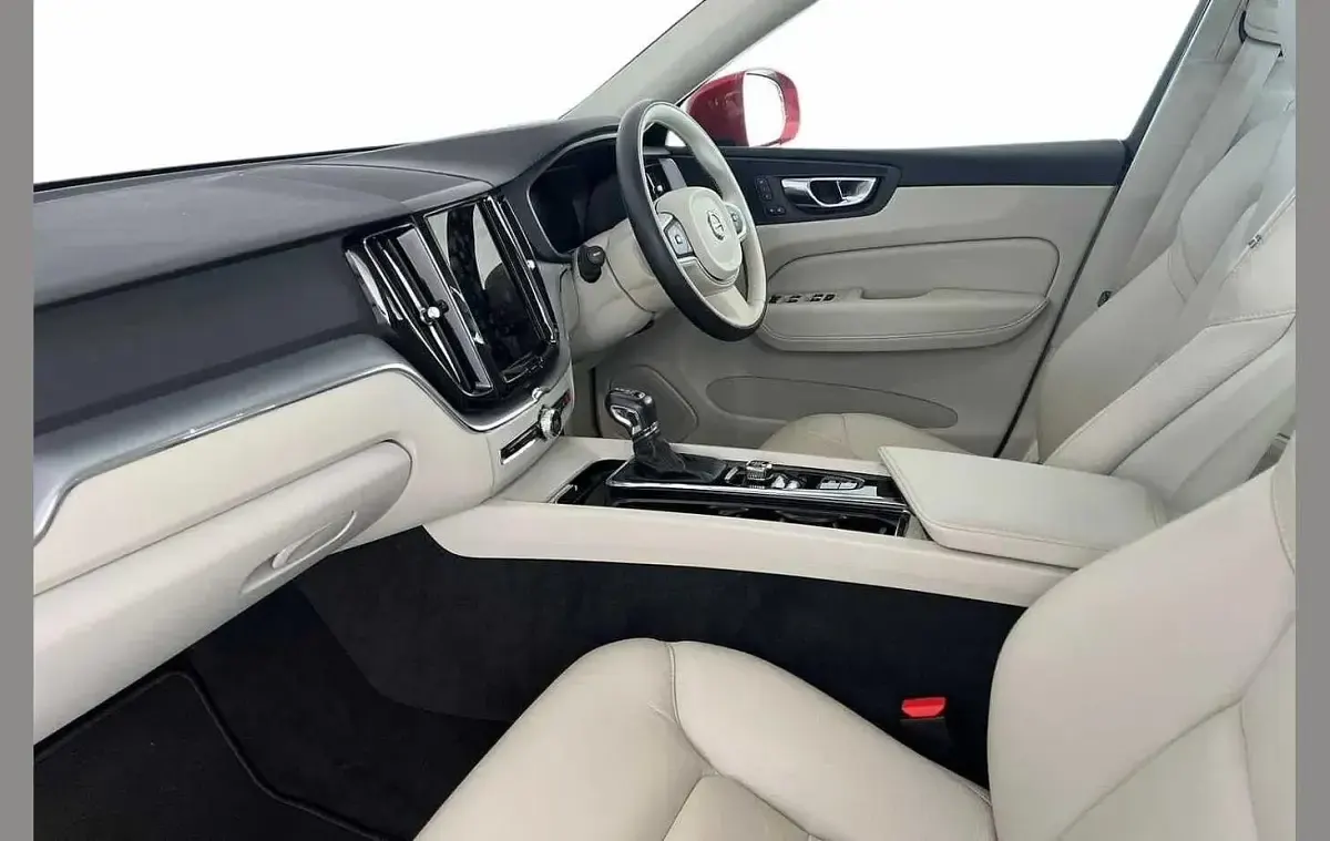 Used Volvo XC60 Momentum 250 HP (183 kW) 2018 Fusion red SUV