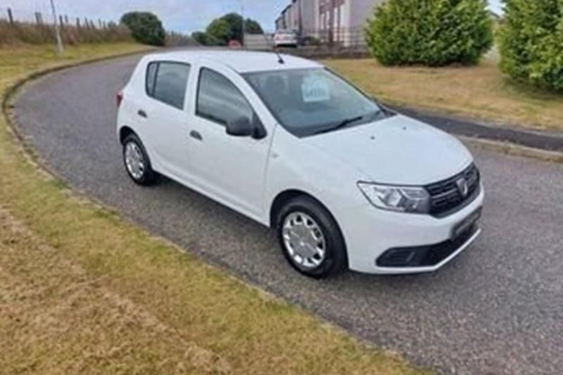 Used Dacia Sandero Essentiel 90 HP (66 kW) 2018 White Hatchback