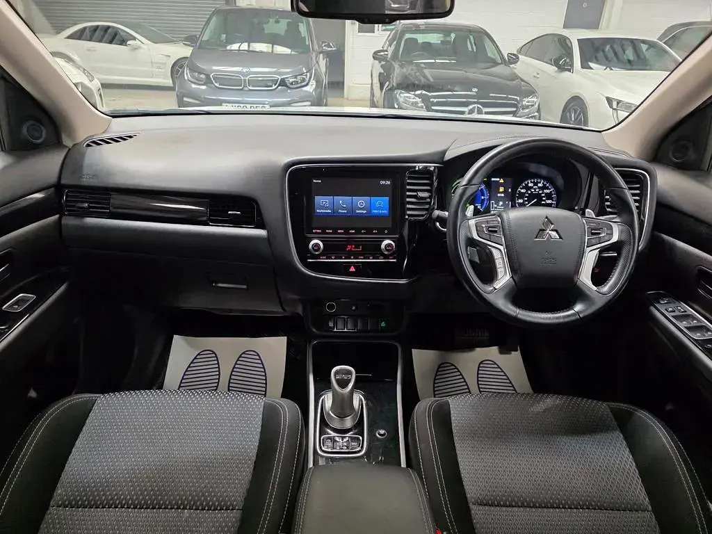 Used Mitsubishi Outlander P-HEV 220 HP (161 kW) 2020 White SUV
