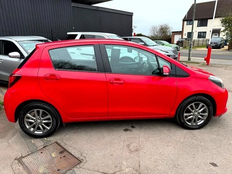 Used Toyota Yaris 99 HP (72 kW) 2015 Red Hatchback