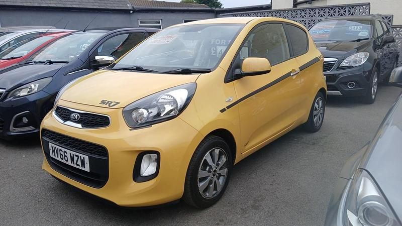 Second-hand Kia Picanto 65 CP (47 kW) 2017 Galben Hatchback