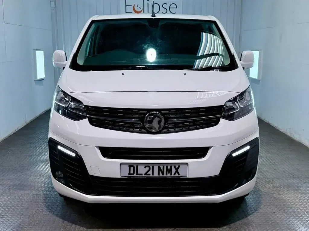 Second-hand Vauxhall Vivaro Sportive 100 CP (73 kW) 2021 Alb Monovolum