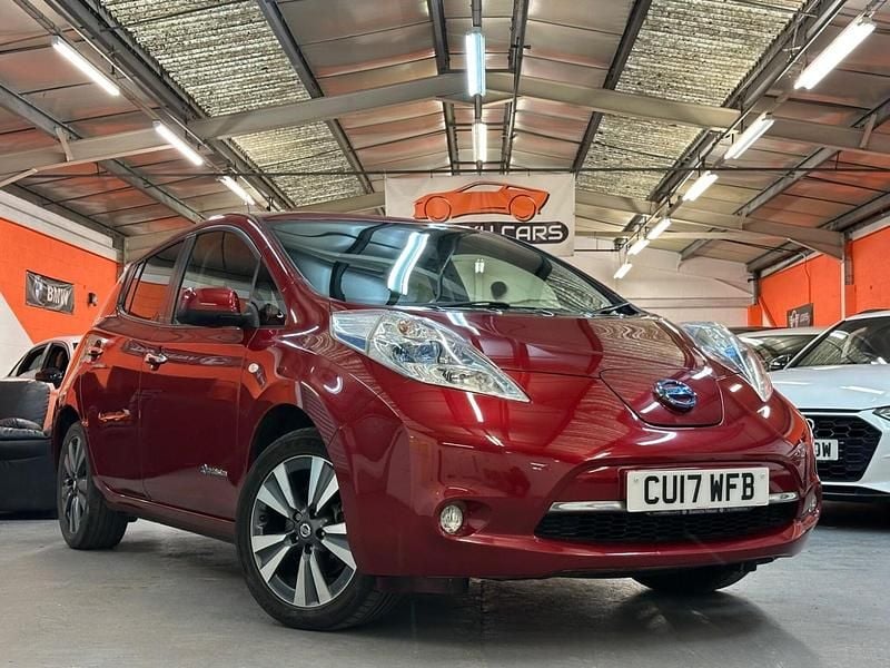 Begagnad Nissan Leaf Tekna 80 kW (109 HK) 2017 Röd Halvkombi