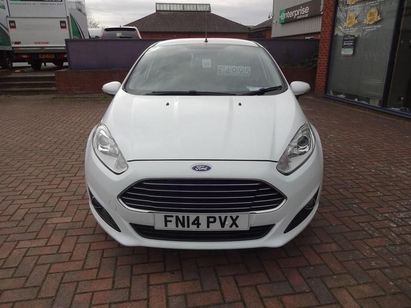 Used Ford Fiesta Zetec 100 HP (73 kW) 2014 White Hatchback
