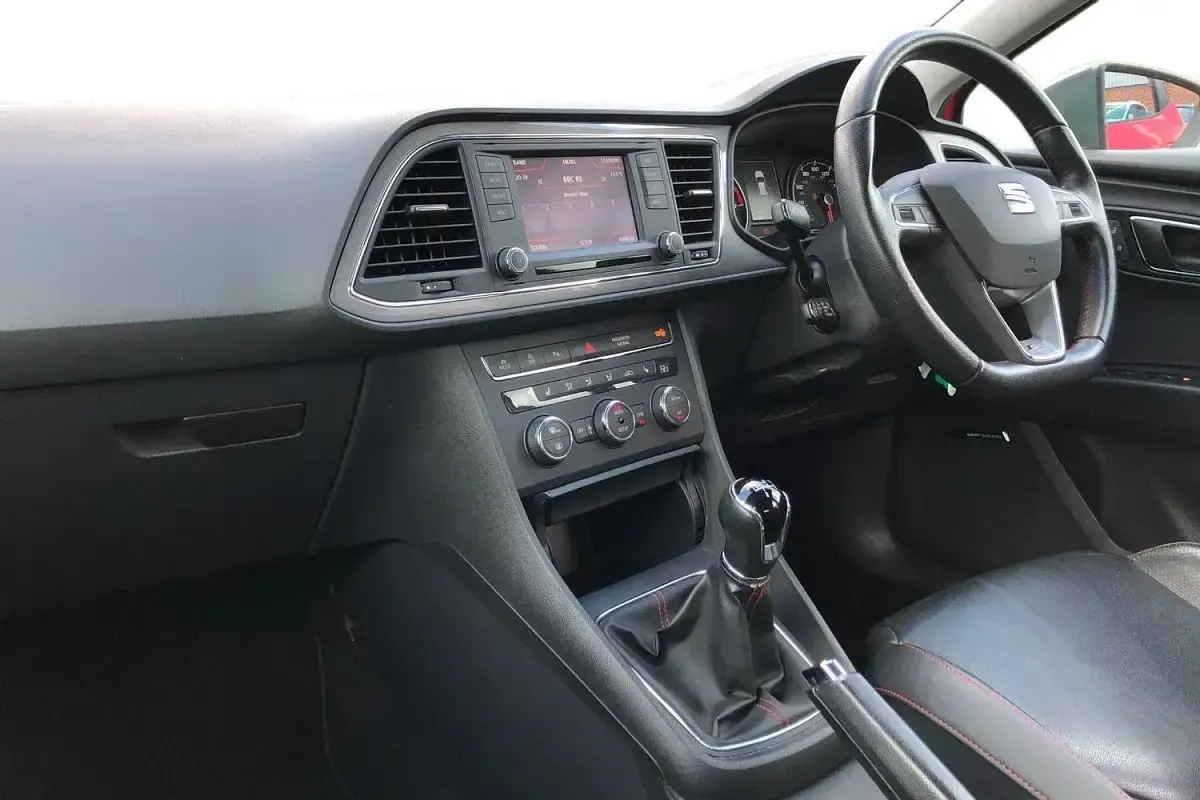 Begagnad Seat Leon FR 150 HK (110 kW) 2013 Röd Halvkombi