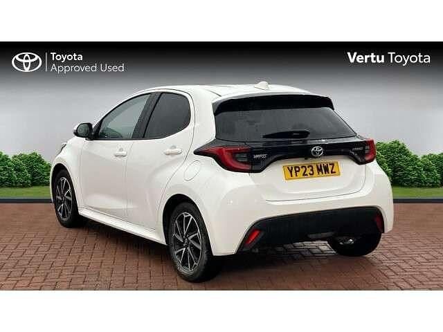 Used Toyota Yaris Hybrid Design 116 HP (85 kW) 2023 White Hatchback