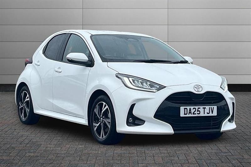 Used Toyota Yaris Hybrid Design 116 HP (85 kW) 2025 White Hatchback