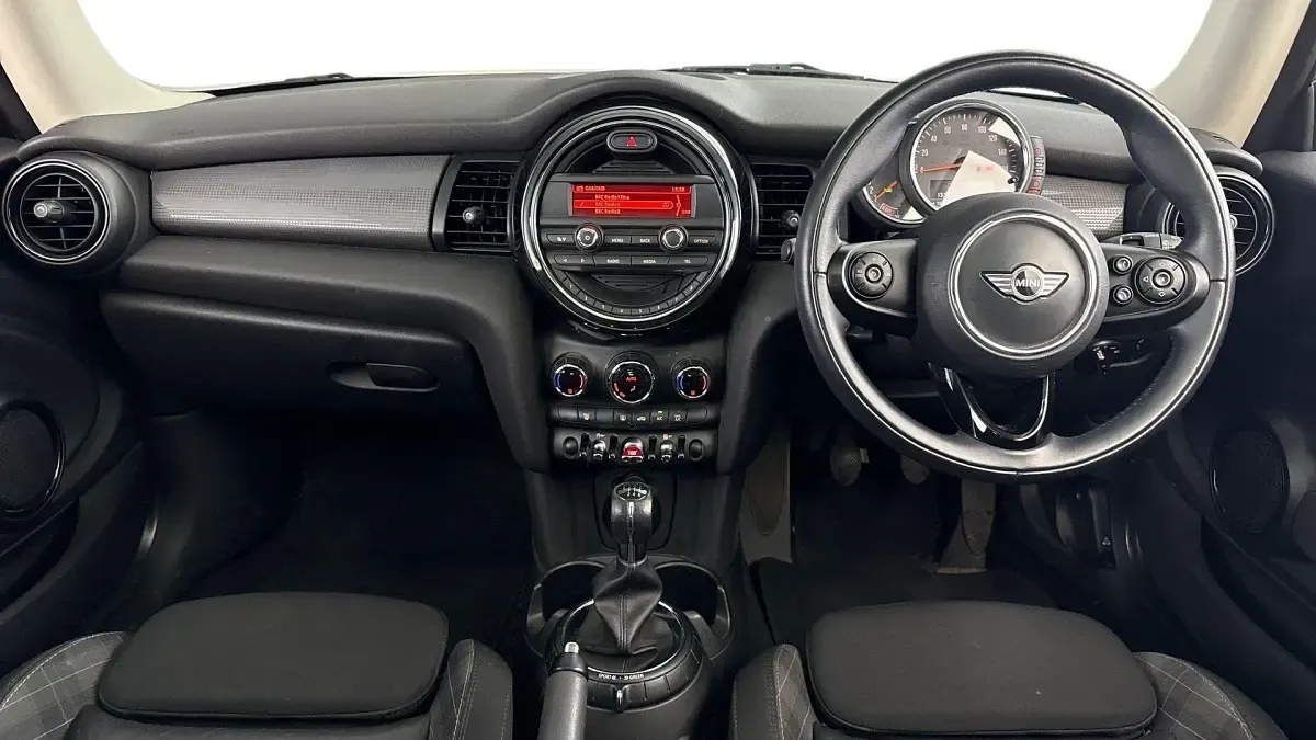 Usado Mini Cooper Hatch 134 HP (98 kW) 2017 Prateado Citadino