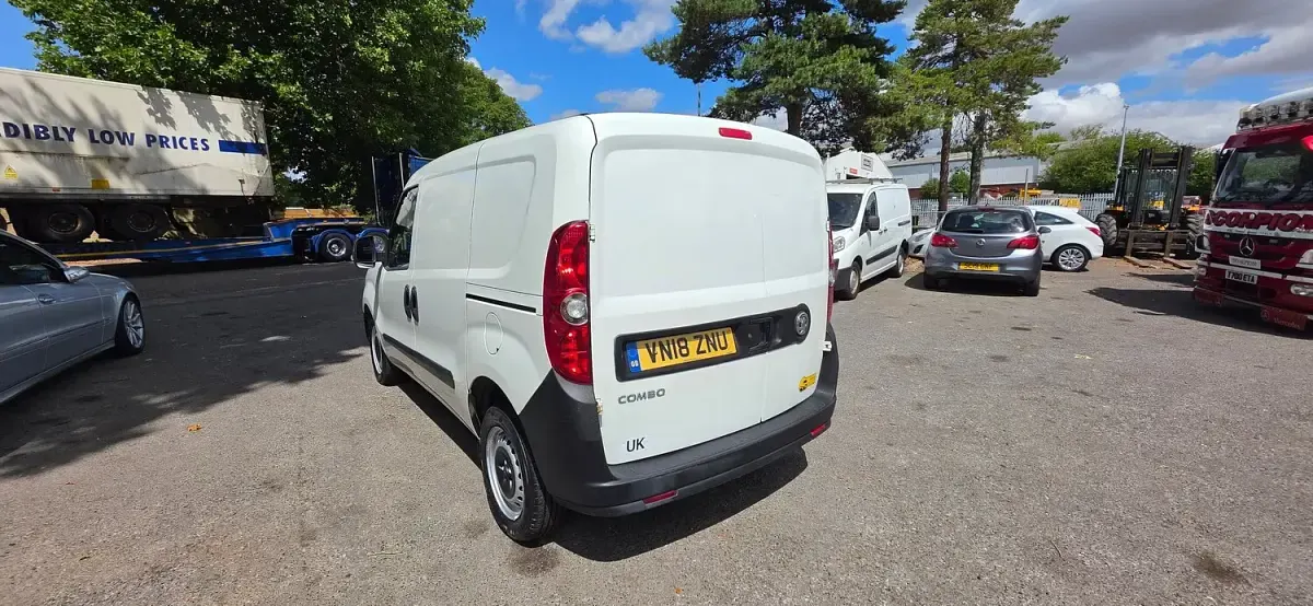Used Vauxhall Combo S 95 HP (69 kW) 2018 White MPV
