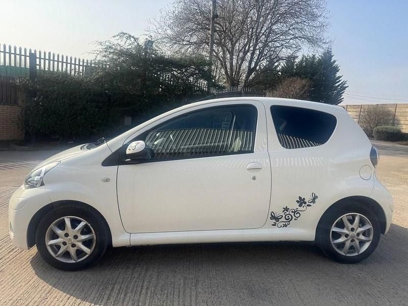 Used Toyota Aygo 68 HP (50 kW) 2014 White Hatchback