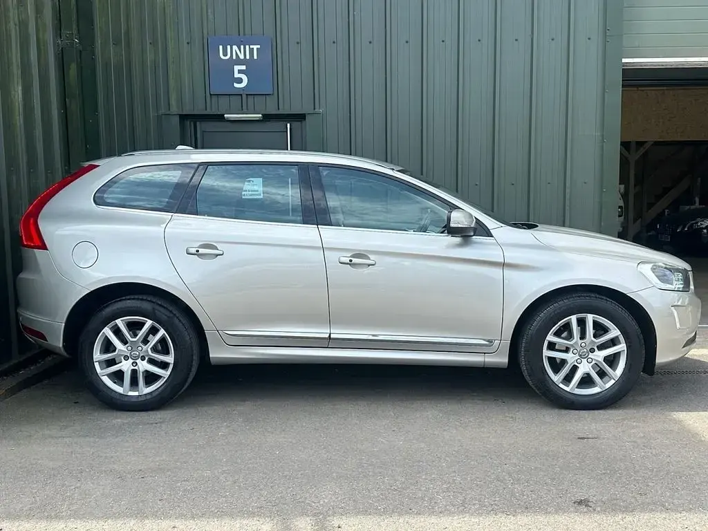 Used Volvo XC60 SE Lux 220 HP (161 kW) 2016 Gold SUV